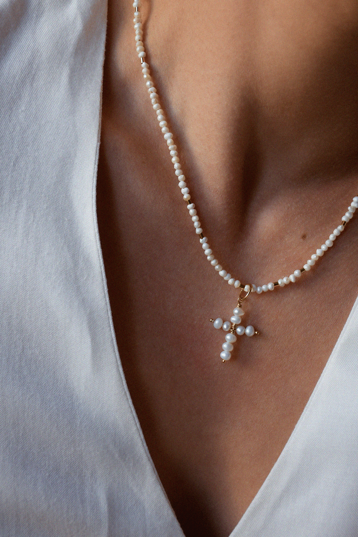 Arlésienne | Pendentif croix perles blanches