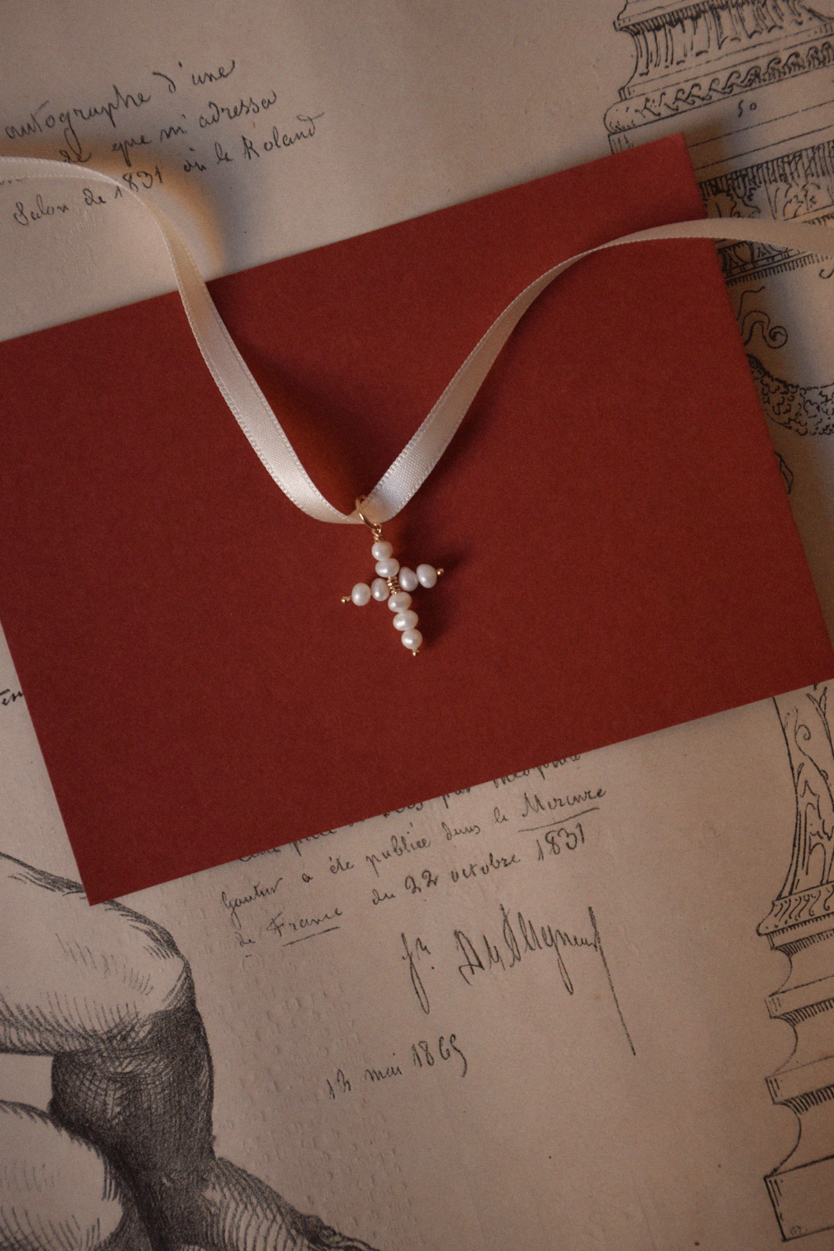 Arlésienne | Pendentif croix perles blanches