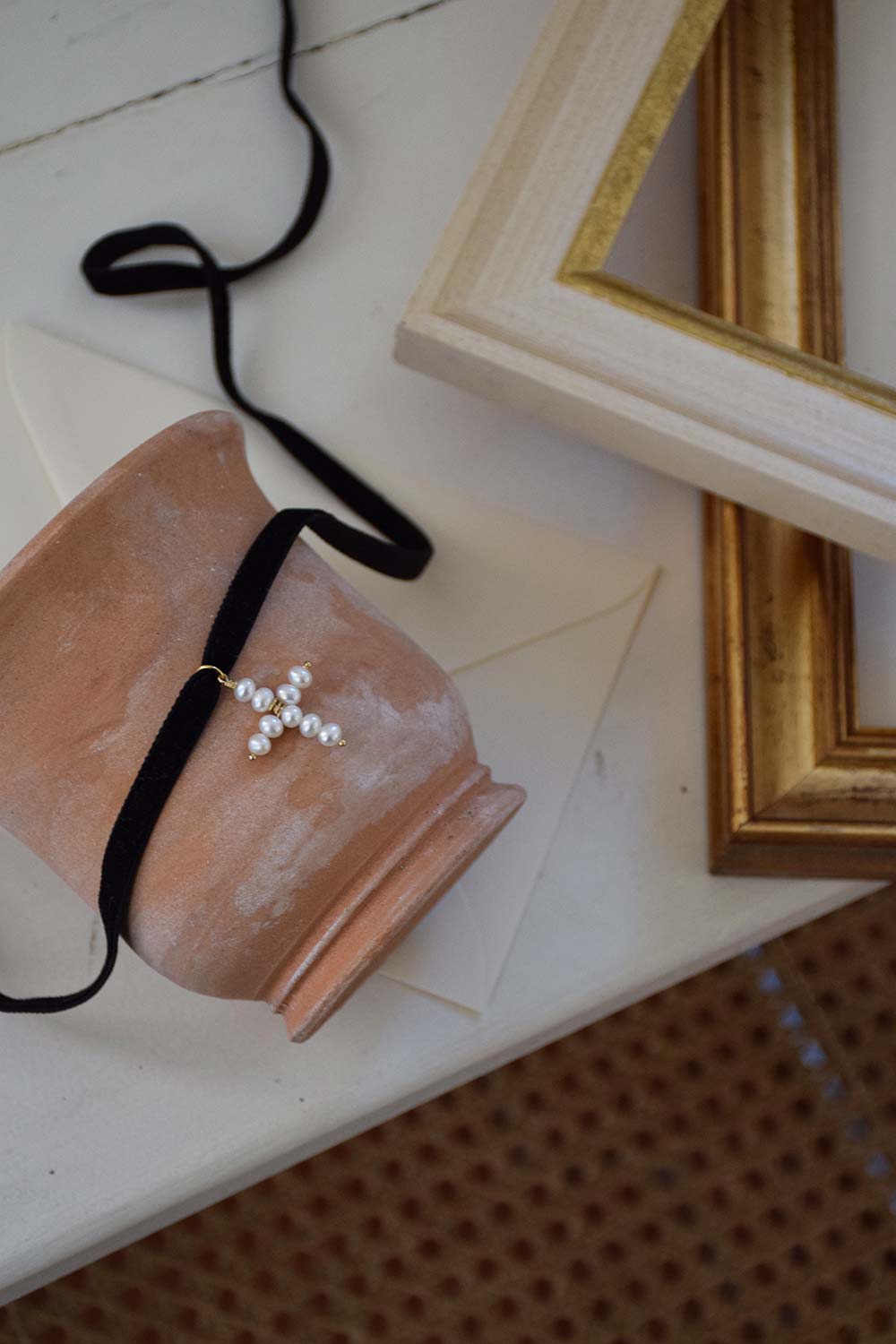 Arlésienne | Collier ruban avec croix perlée (5196183404684)