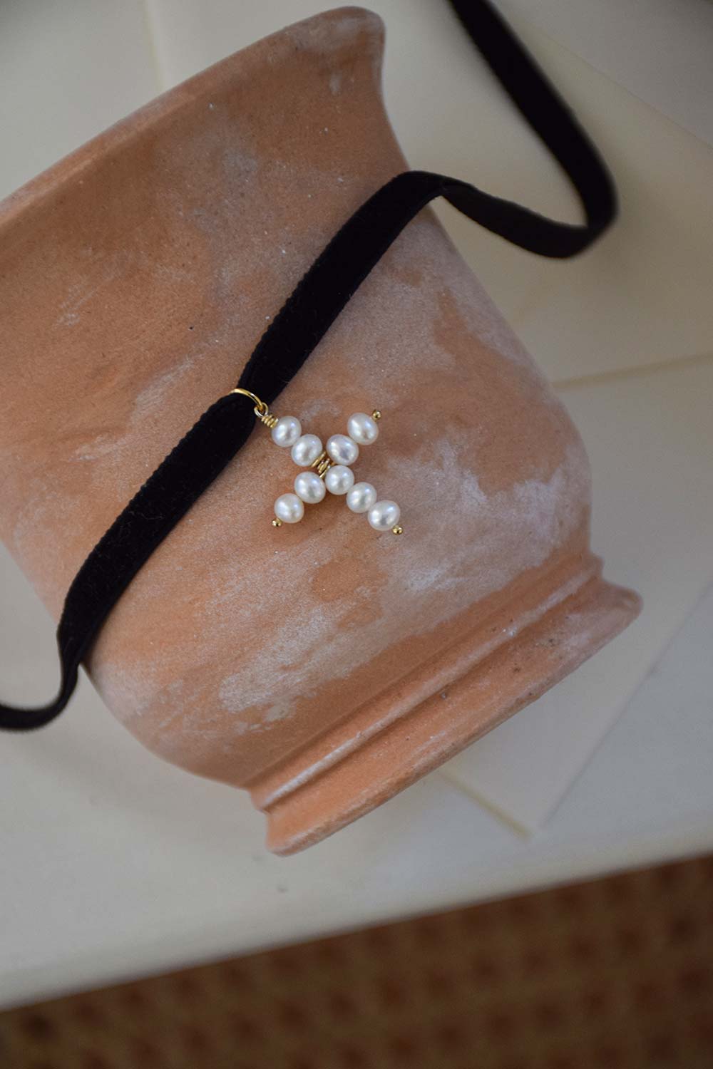 Arlésienne | Collier ruban avec croix perlée (5196183404684)